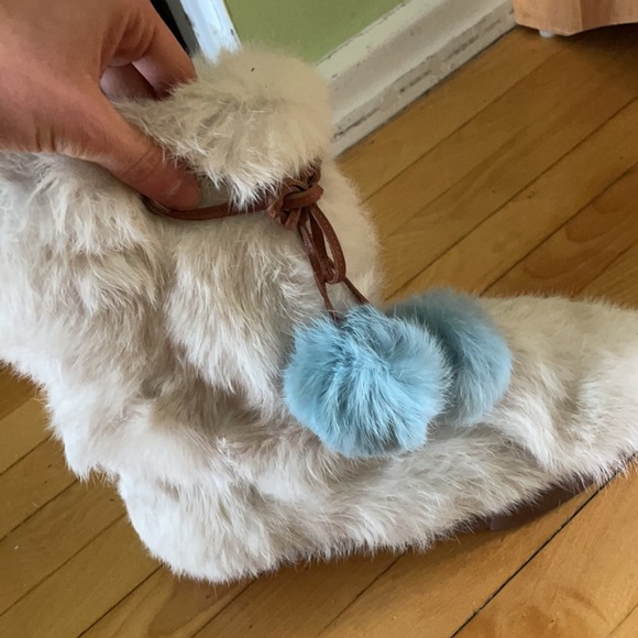 NEW Frances Valentine Fur Boots in White with Blue PomPom - Picture 7 of 7
